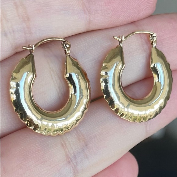 Vintage Jewelry - 10K solid gold puffy hoops